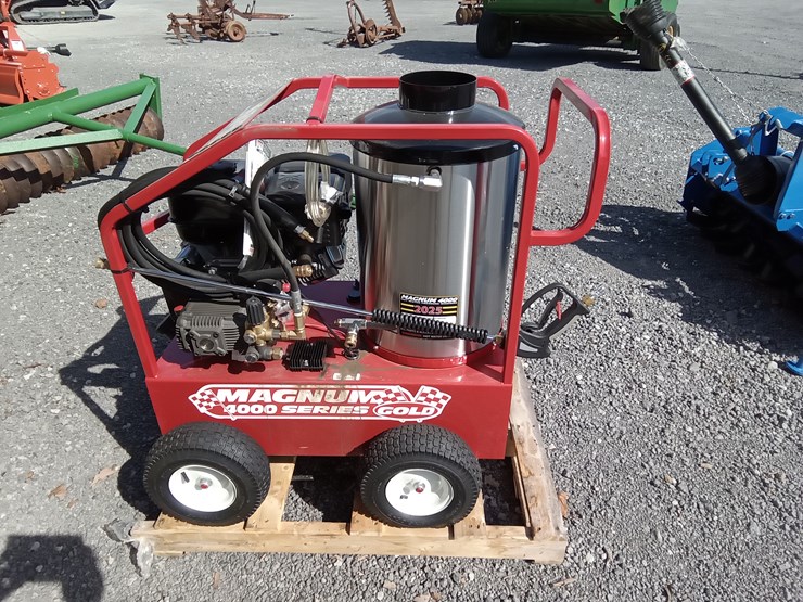 #892-•-magnum-4000-series-gold-hot-water-pressure-washer-image-2