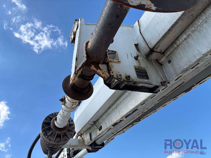 2009-gmc-c8500-altec-dm47-47ft-insulated-derrick-digger-truck-image-23