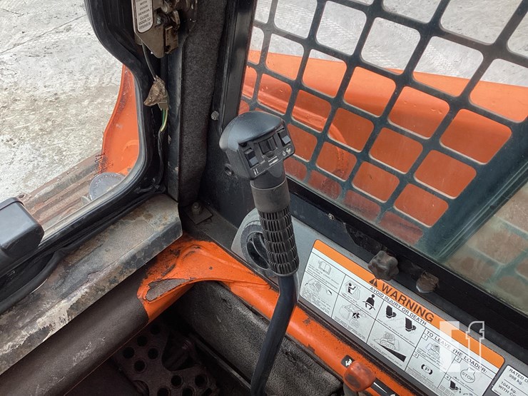 2005-bobcat-s220-image-13