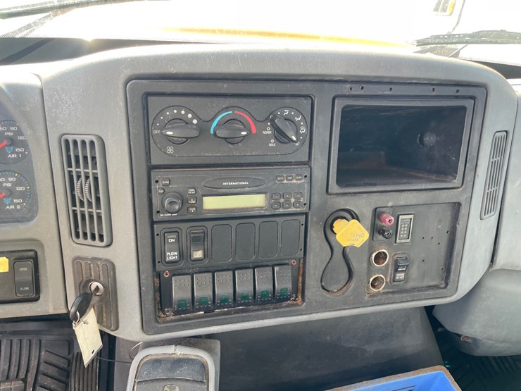 2006-international-7400-image-43