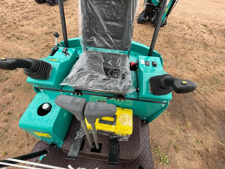 #1688-•-agt-h15r-mini-excavator-image-11