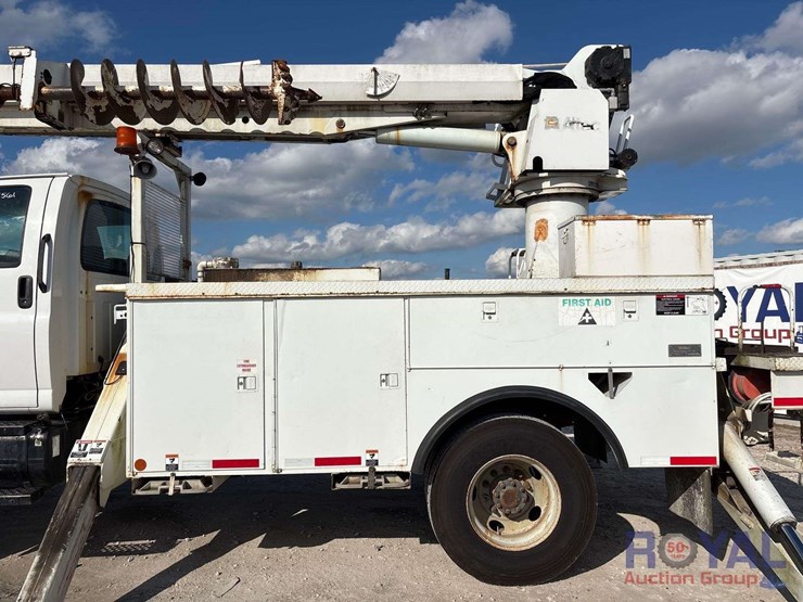 2009-gmc-c8500-altec-dm47-47ft-insulated-derrick-digger-truck-image-40