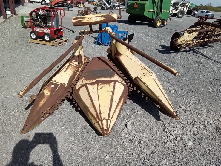 new-holland-824-image-1