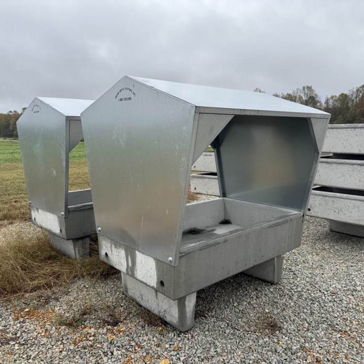 #12202 • 3' x 5' Concrete Feed Trough with Top