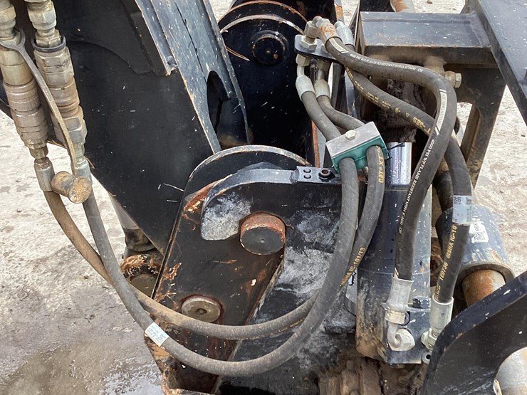 2015-caterpillar-tl1055d-image-10