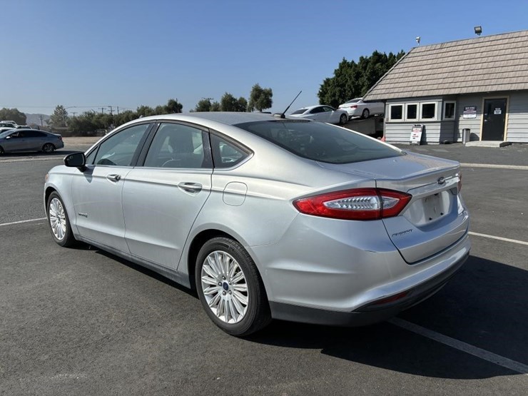 2016-ford-fusion-sedan-image-4