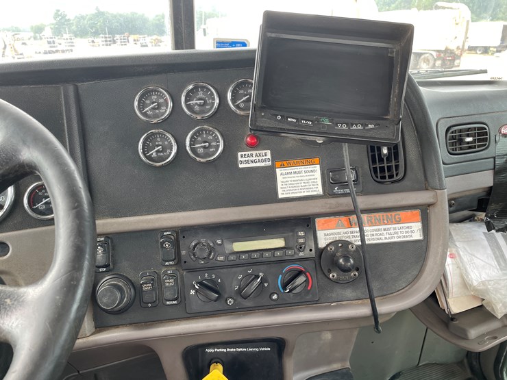 2011-peterbilt-365-image-64