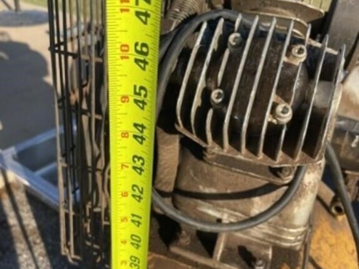 vertical-air-compressor-image-3