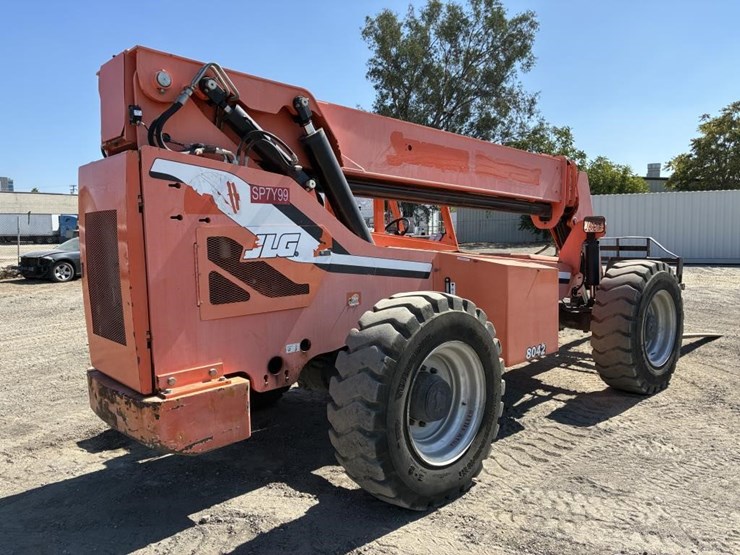 2013-jlg-8042-image-3