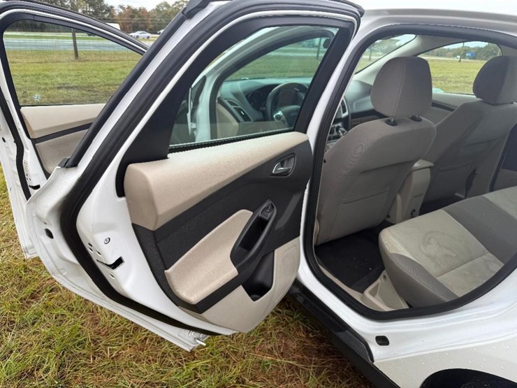 2013-ford-focus-(at,-2.0l,-sunroof,-radio-does-image-12