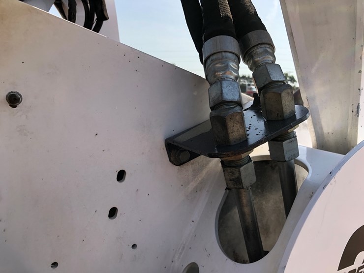 2014-bobcat-s650-image-55