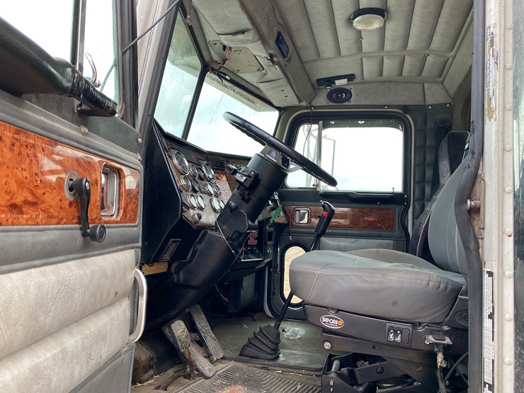 peterbilt-357-image-26