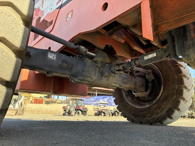 2013-jlg-8042-image-10