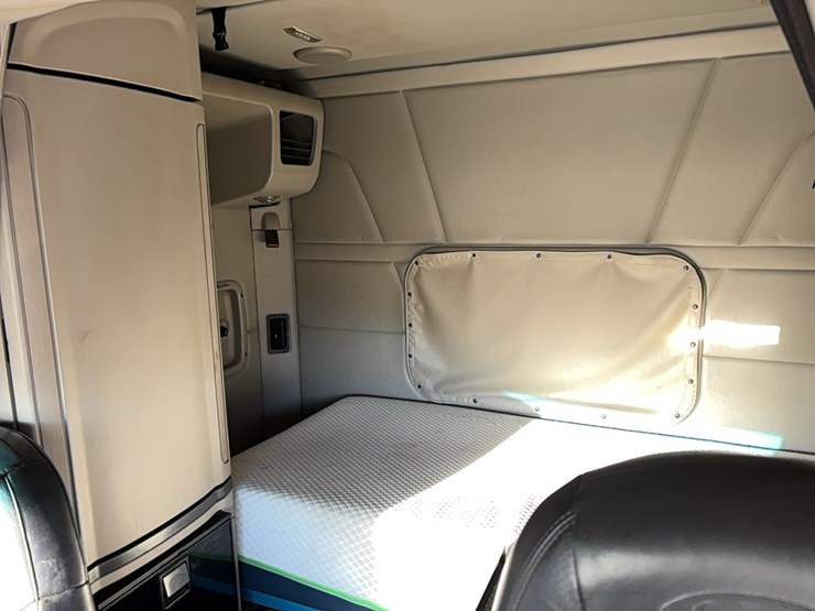 2020-peterbilt-579-image-21