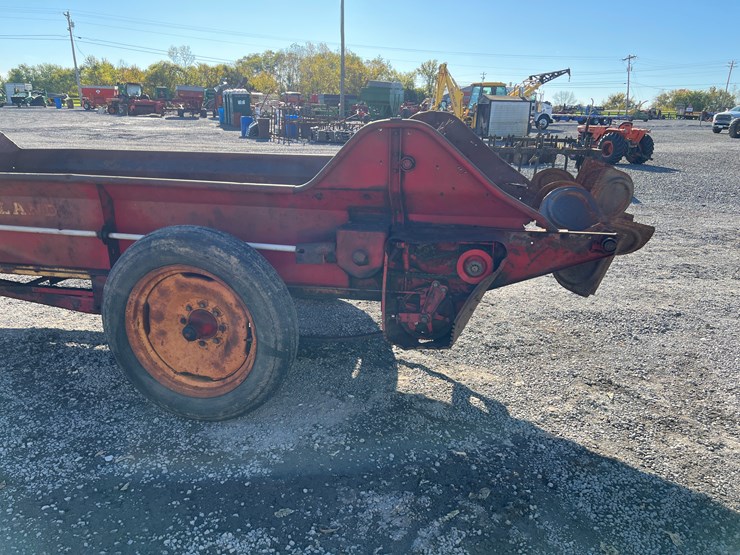 new-holland-327-image-6