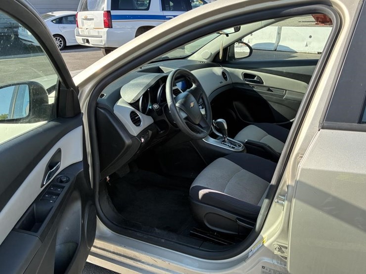 2014-chevrolet-cruze-sedan-image-12