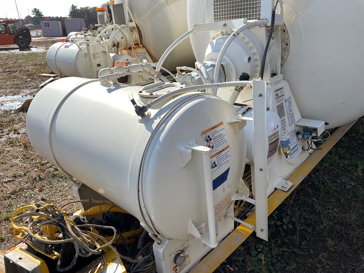 #3372-•-mcneilus-cement-mixer-drum-with-chutes-and-controls-image-10