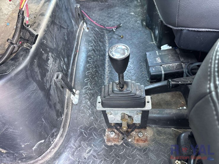 2009-gmc-c8500-altec-dm47-47ft-insulated-derrick-digger-truck-image-62