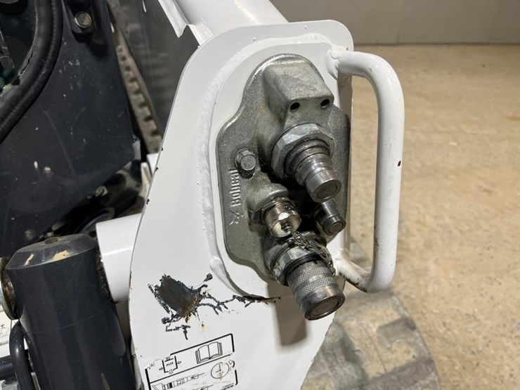 2023-bobcat-t740-image-11