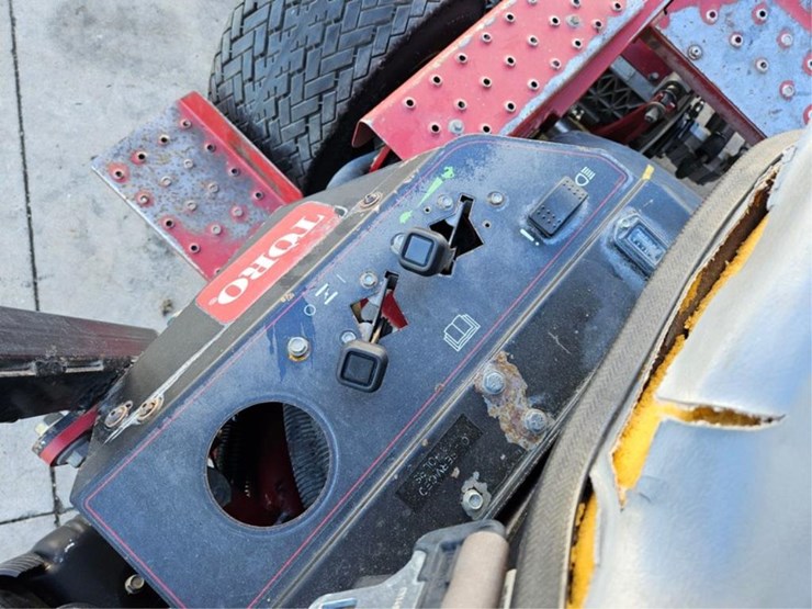 #2530-•-toro-3150-greensmaster-greens-mower-image-16