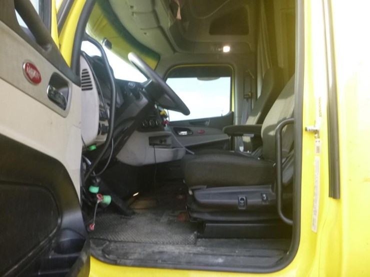 2024-peterbilt-579-image-14