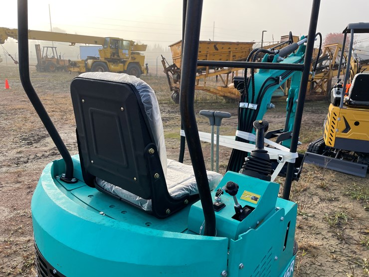 #1690-•-agt-h15r-mini-excavator-image-12