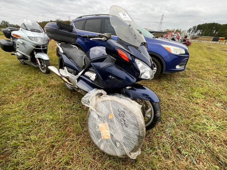 2004-honda-st-1300-motorcycle-(w/new-tires,-miles-image-1