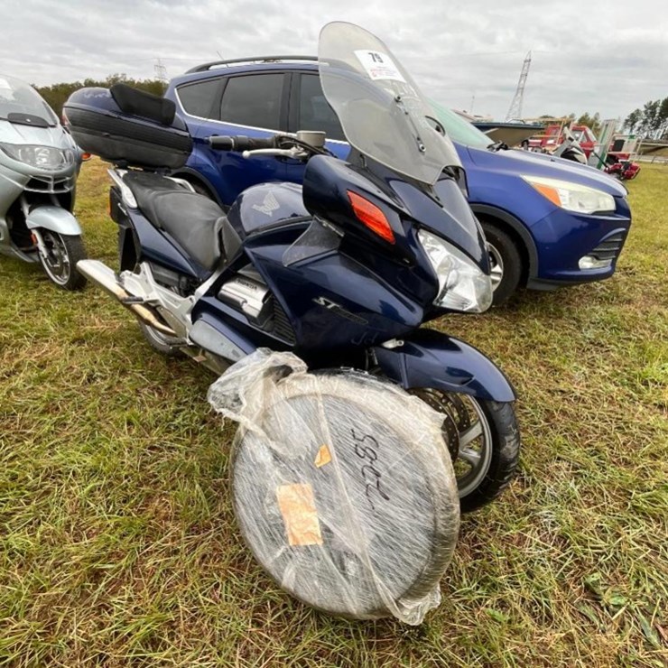 2004 HONDA ST 1300 MOTORCYCLE (W/NEW TIRES, MILES