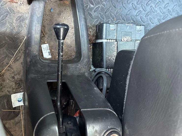 2009-gmc-c8500-altec-dm47-47ft-insulated-derrick-digger-truck-image-63