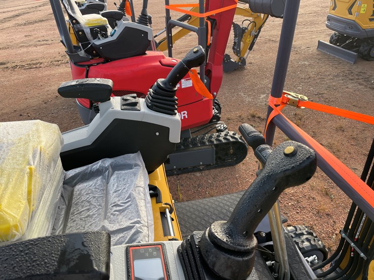 #1793-•-agt-mx20r-mini-excavator-image-13