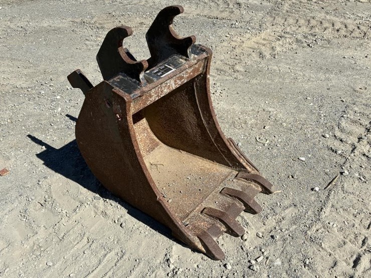 excavator-bucket-w/-teeth-18"-image-2