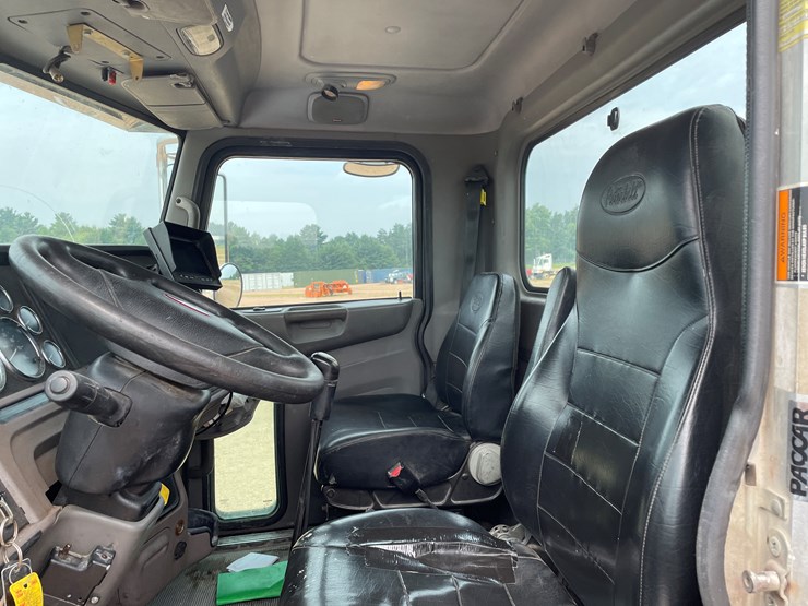 2011-peterbilt-365-image-59