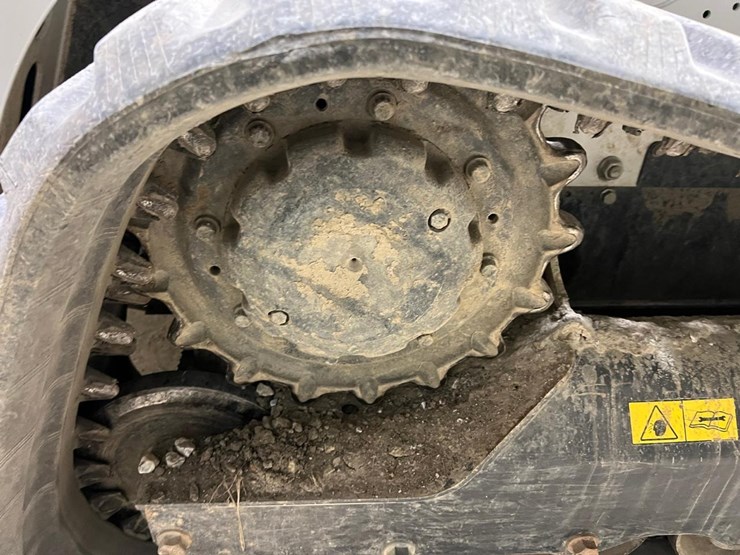 2023-bobcat-t740-image-18