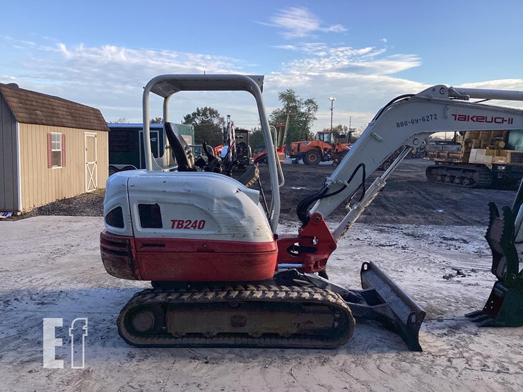 2016-takeuchi-tb240-image-5