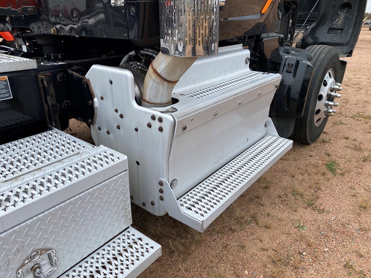 2017-peterbilt-567-image-21