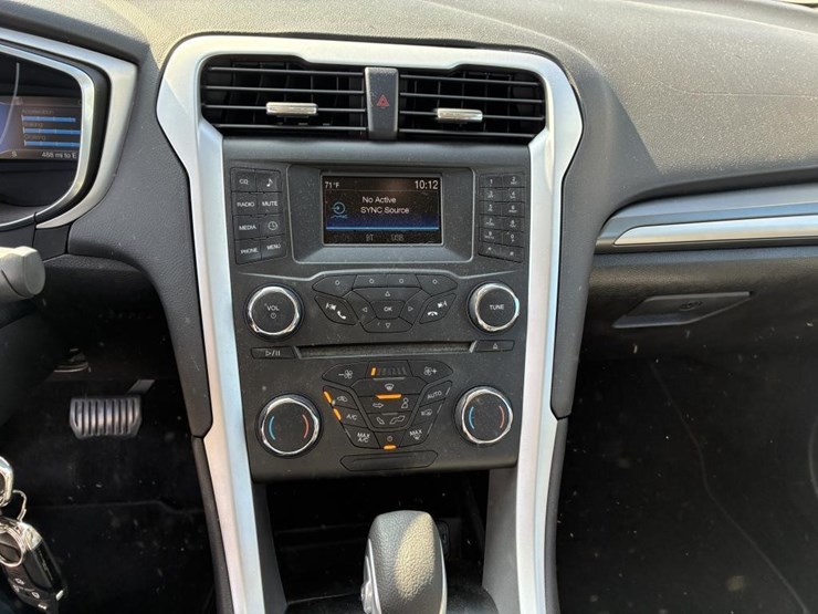 2016-ford-fusion-sedan-image-12