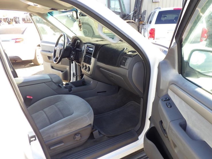 2004-ford-explorer-image-7