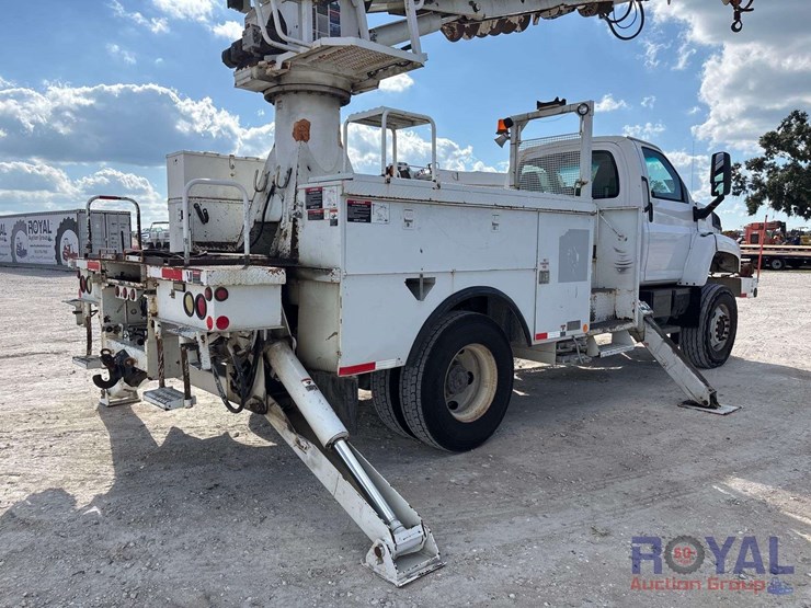 2009-gmc-c8500-altec-dm47-47ft-insulated-derrick-digger-truck-image-4