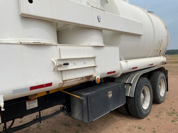 2011-peterbilt-365-image-27