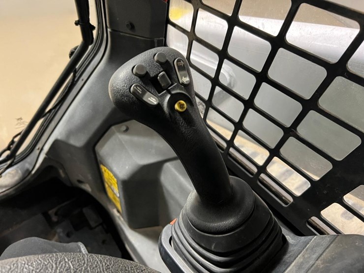 2020-bobcat-t76-image-28