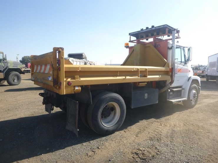 2001-freightliner-fl70-image-3