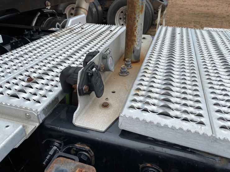 2017-peterbilt-567-image-15