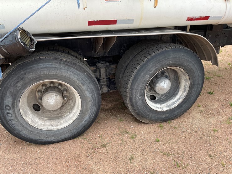 2011-peterbilt-365-image-40