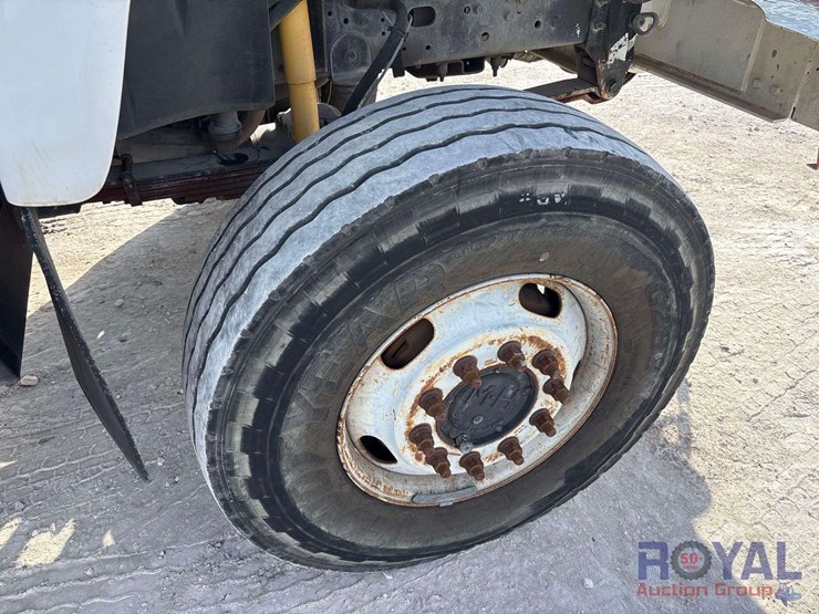 2009-gmc-c8500-altec-dm47-47ft-insulated-derrick-digger-truck-image-67