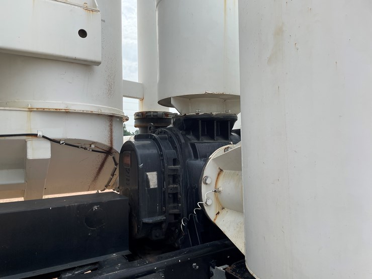 2011-peterbilt-365-image-46