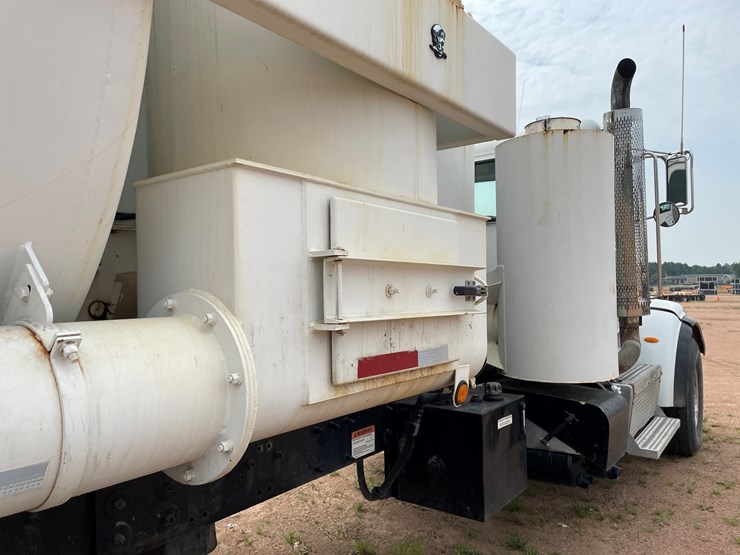 2011-peterbilt-365-image-44