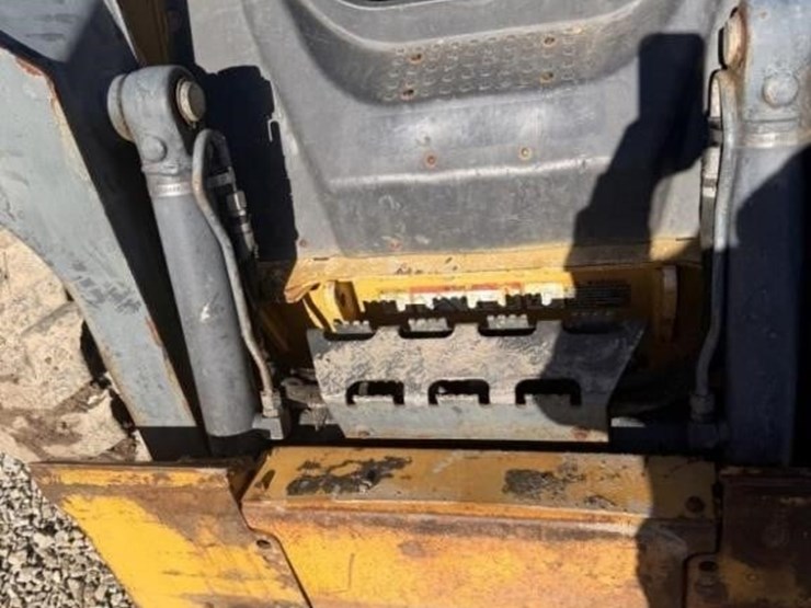 2012-deere-320d-image-8