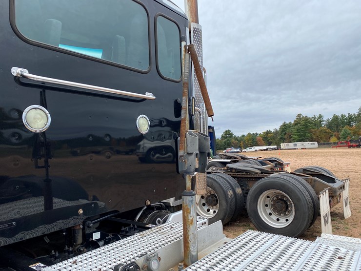 2017-peterbilt-567-image-13