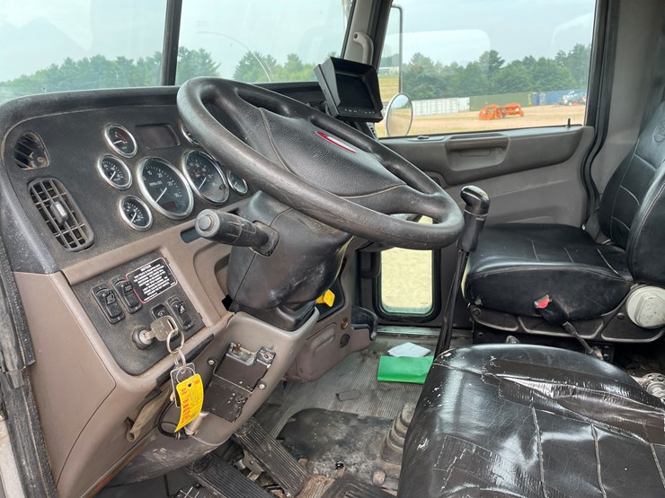 2011-peterbilt-365-image-60