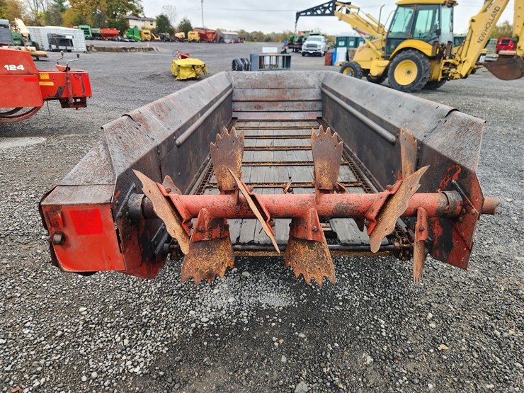 new-holland-329-image-4